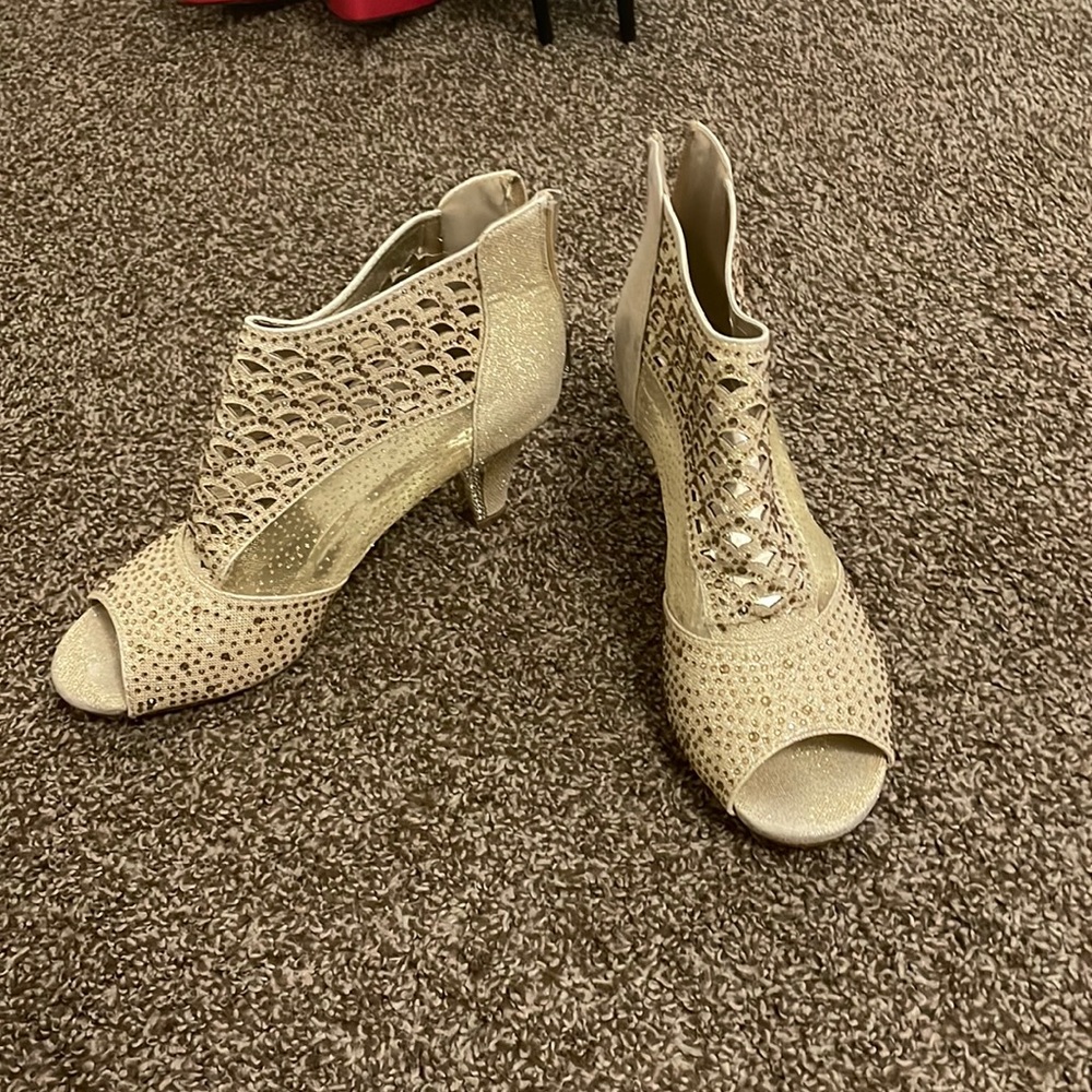 Gold Pierre Dumas kitten heels, size 10